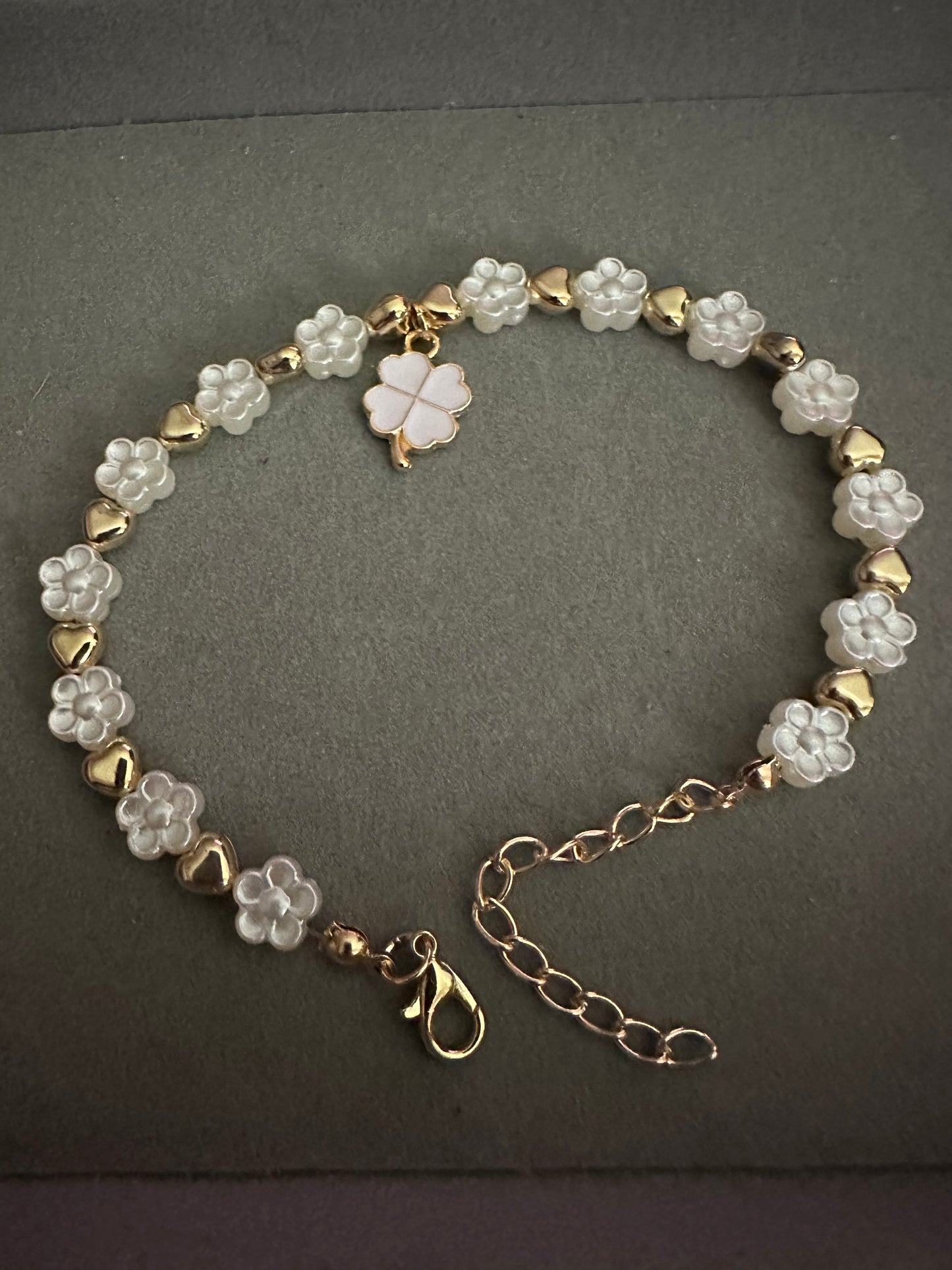 Bracelet fleurs avec Charm trèfle