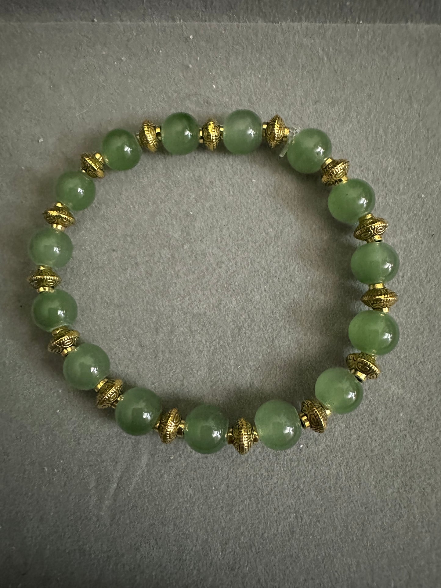 Bracelet pierre naturelle vert d’eau avec détails en or